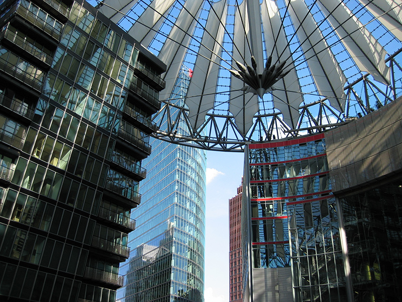 Blick nach oben auf das markante Zeltdach des Sony Centers in Berlin.