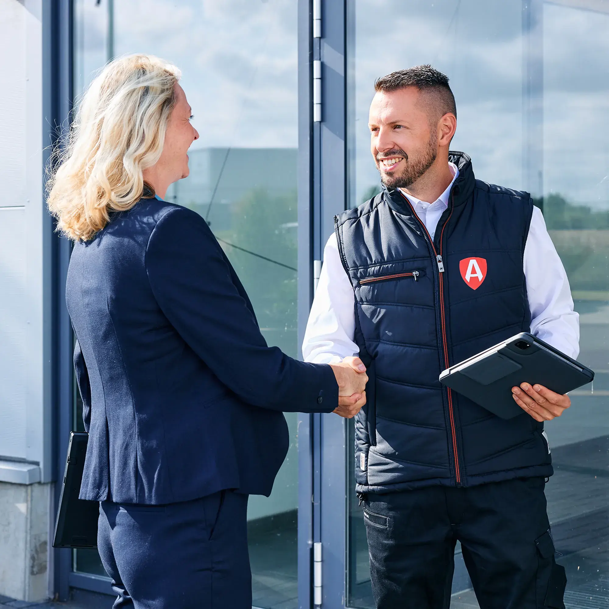 wasserschaden-service-kunde-handschlag-content